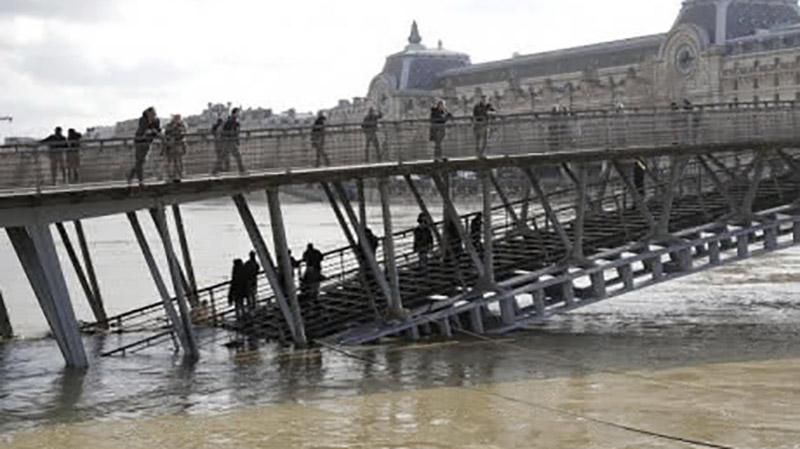 Руйнівна повінь у Франції: рівень води втричі перевищив норму Руйнівна повінь у Франції: рівень води втричі перевищив норму