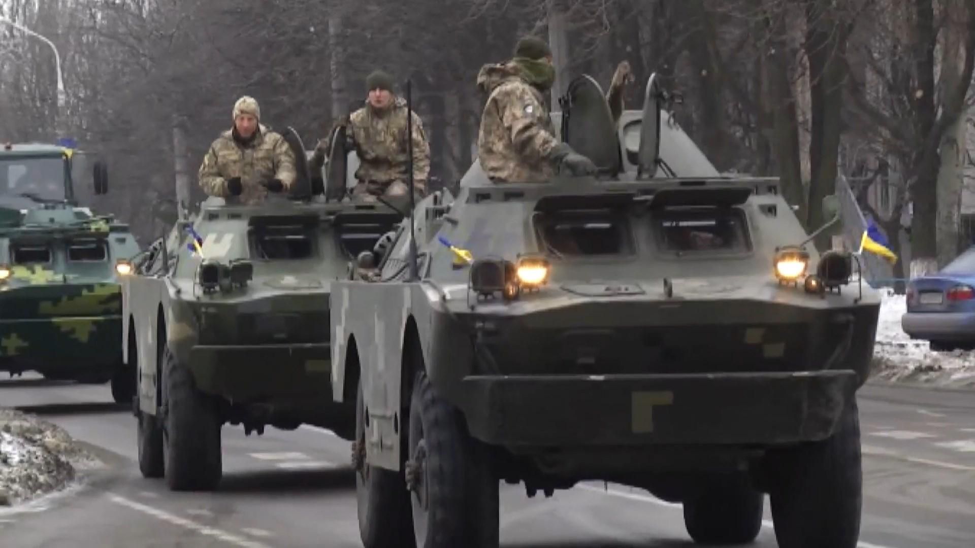 У Маріуполі з оплесками зустріли військових 56-ої бригади ЗСУ У Маріуполі з оплесками зустріли військових 56-ої бригади ЗСУ