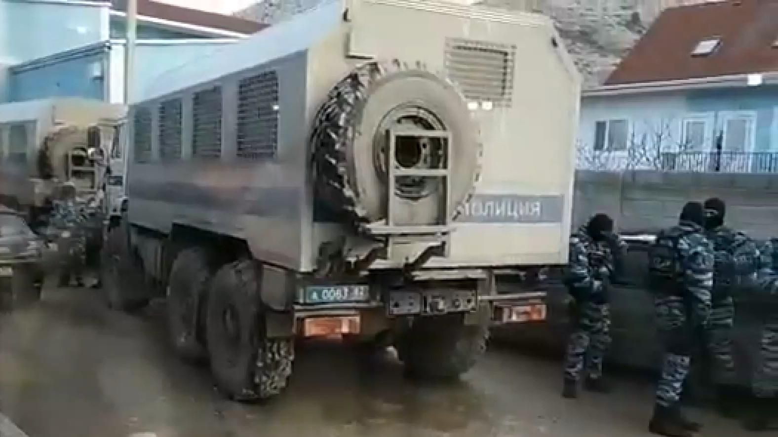 В окупованому Криму ОМОНівці зі зброєю оточили приміщення, де відбувалися збори активістів В окупованому Криму ОМОНівці зі зброєю оточили приміщення, де відбувалися збори активістів