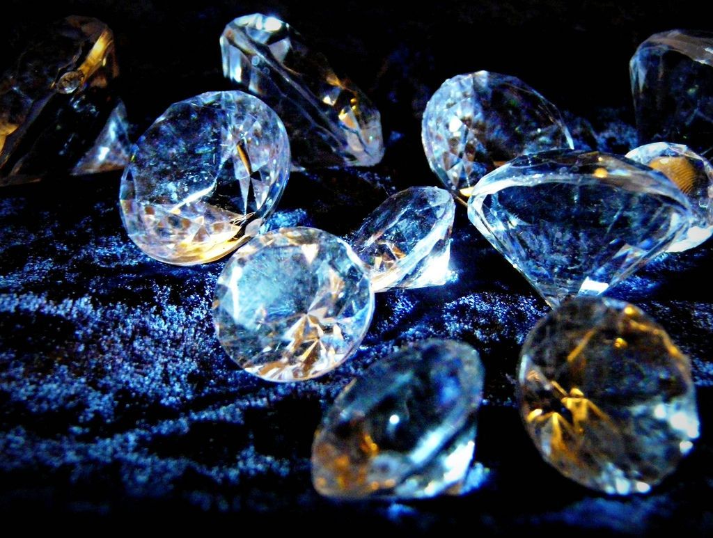 Росіянка хотіла перевезти у нижній білизні діамантів на майже 4 мільйони гривень