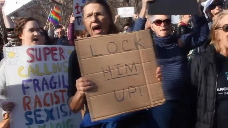 Американці зустріли Трампа протестами і маршами "за" імпічмент після його повернення з Давоса
Американці зустріли Трампа протестами і маршами "за" імпічмент після його повернення з Давоса