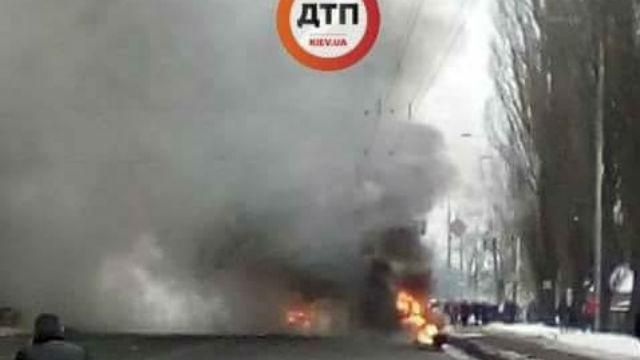 У Києві зіштовхнулись 3 авто і фура, далі спалахнула пожежа: відео