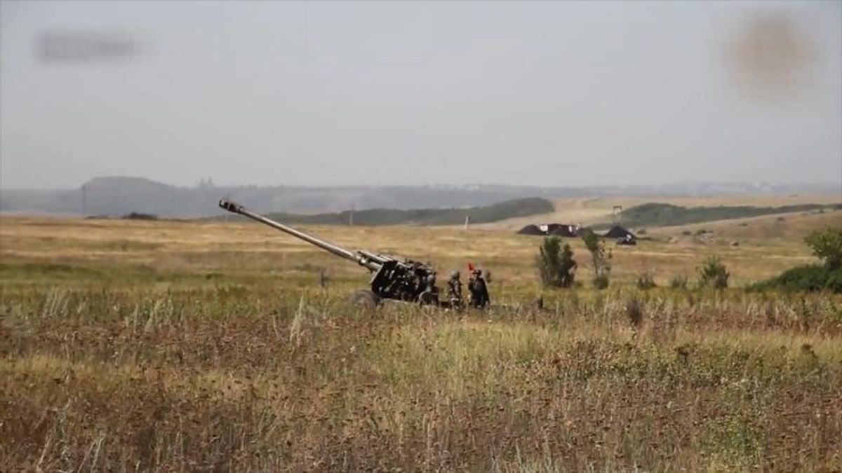 Боевики террористических "ЛНР" и "ДНР" провели учения под координацией российских войск в ОРДЛО
Боевики террористических "ЛНР" и "ДНР" провели учения под координацией российских войск в ОРДЛО