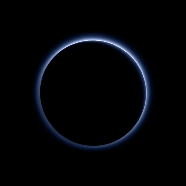 Небо Плутона – підсвічені сонцем нижні шари атмосфери.