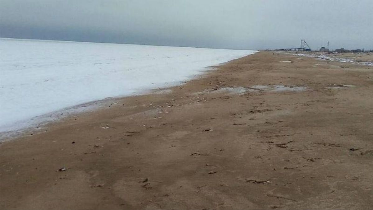 На Херсонщині замерзло море: неймовірні фото та відео На Херсонщині замерзло море: неймовірні фото та відео