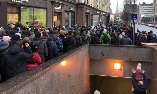 Знамениту пісню про Путіна заспівали у самісінькому центрі Москви: відео Знамениту пісню про Путіна заспівали у самісінькому центрі Москви: відео