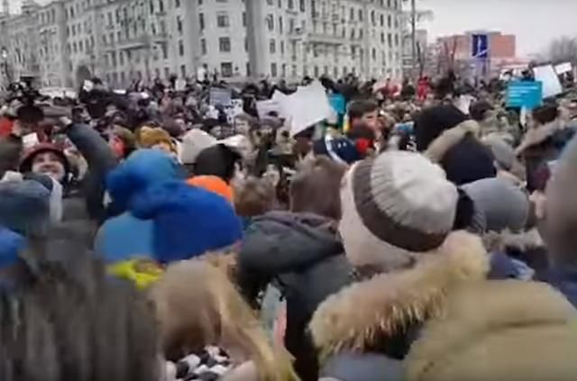 "Кто не скачет, тот...": россияне вышли на протест с римейком на украинскую кричалку