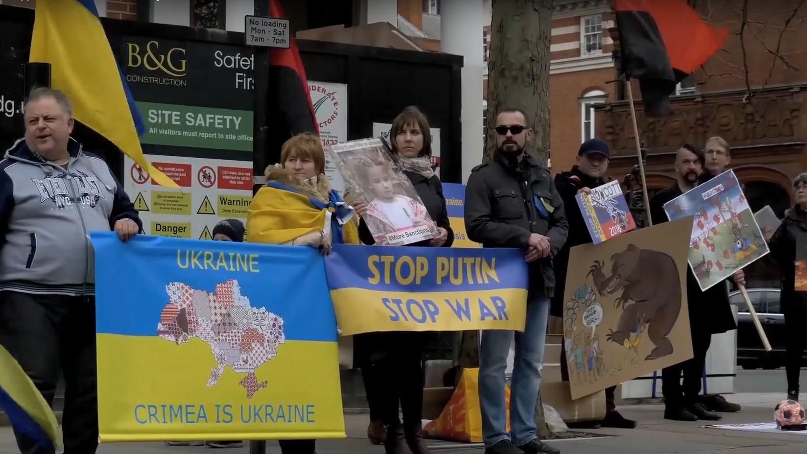 У Лондоні українці пікетували посольство Росії у Великобританії
