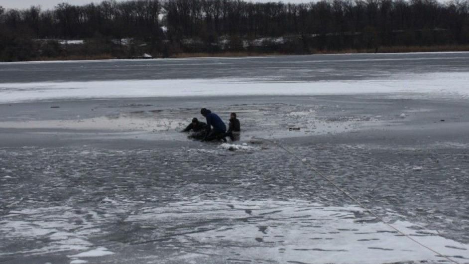 12-річний хлопчик провалився під кригу у Луцьку і зник 12-річний хлопчик провалився під кригу у Луцьку і зник