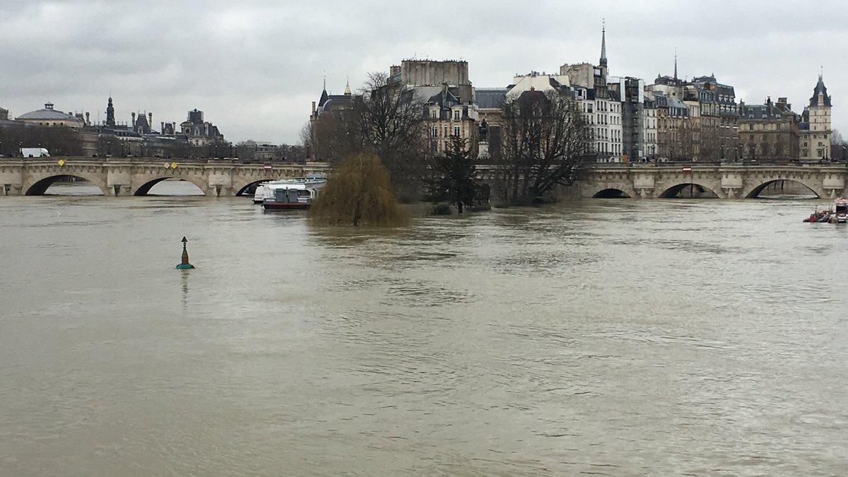 Наводнение в Париже 2018: станции метро закрыты - видео и фото