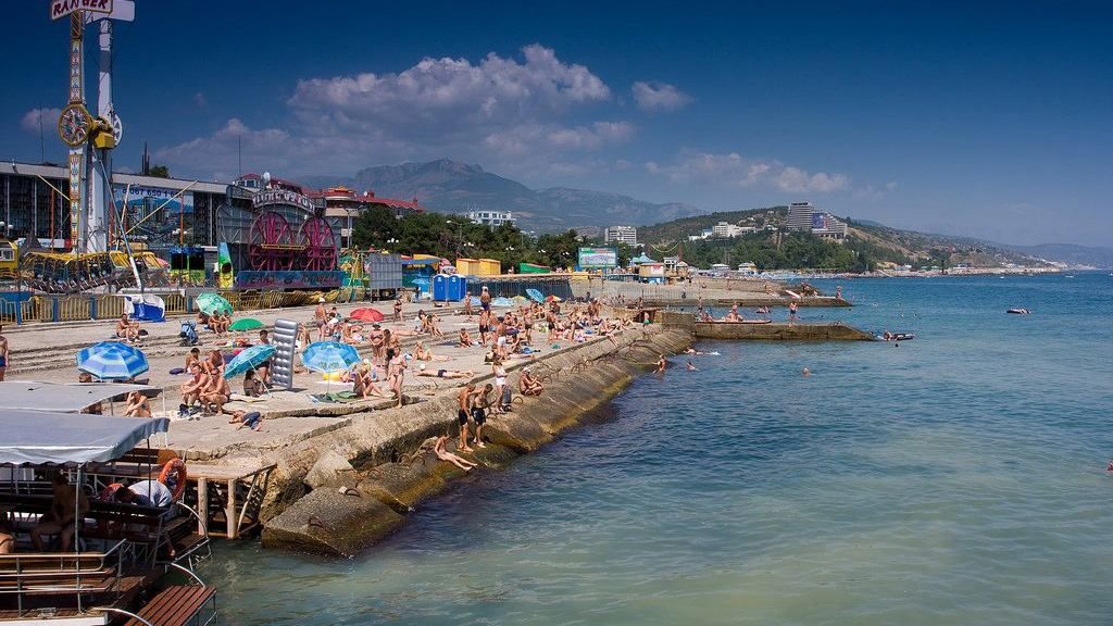 Оккупанты снесли несколько кафе на набережной Алушты: фотосравнения Оккупанты снесли несколько кафе на набережной Алушты: фотосравнения