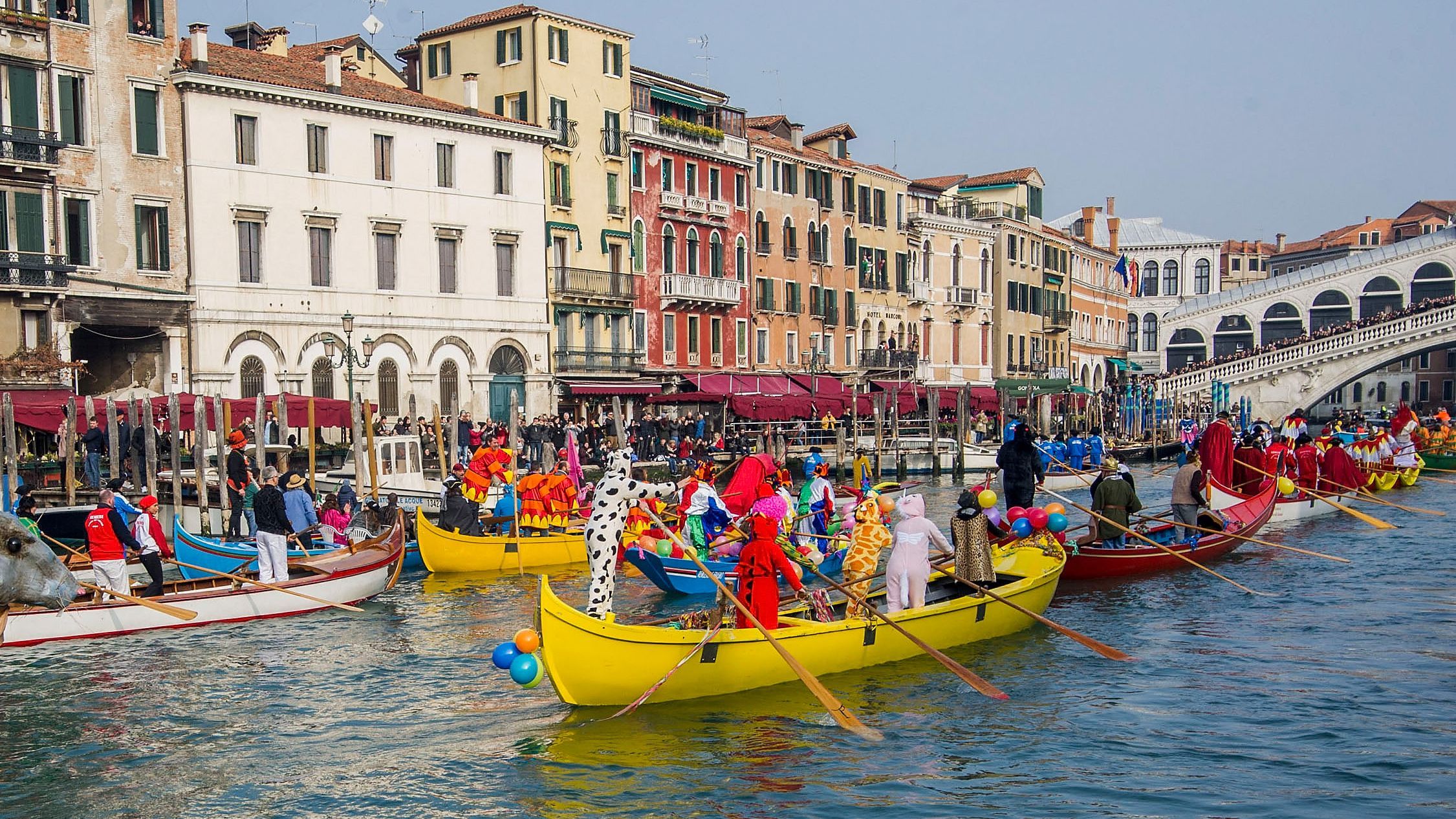 В Венеции стартовал главный карнавал Европы: яркие фото и видео