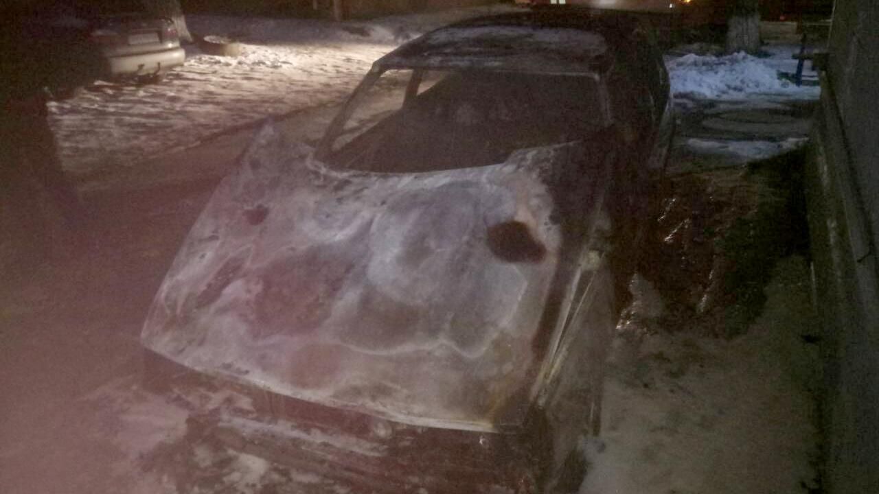 В Мариуполе в сгоревшем автомобиле нашли труп: фото