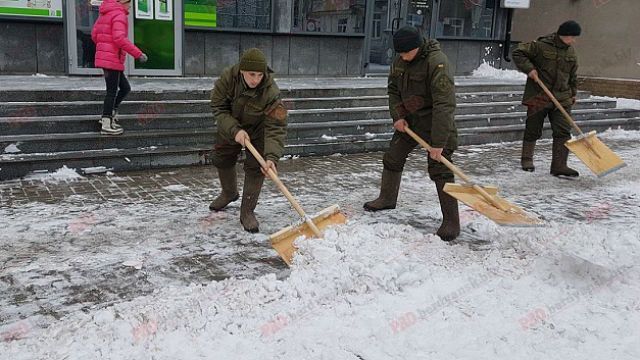 Снегопад в Запорожье: к уборке снега привлекли Нацгвардию - видео
