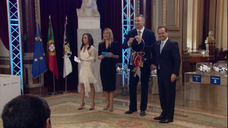 Віталій Кличко передав символічний ключ від Євробачення меру Лісабона Фернандо Медіні
Віталій Кличко передав символічний ключ від Євробачення меру Лісабона Фернандо Медіні