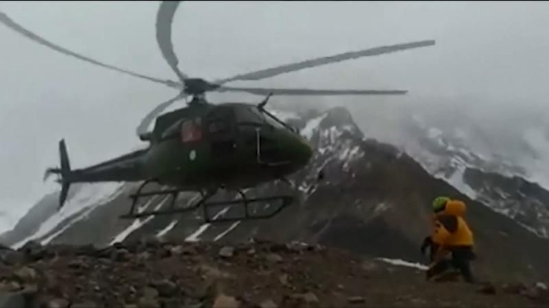 В Гімалаях врятували французьку альпіністку, яка застрягла на "горі-убивці" висотою 7400 метрів
