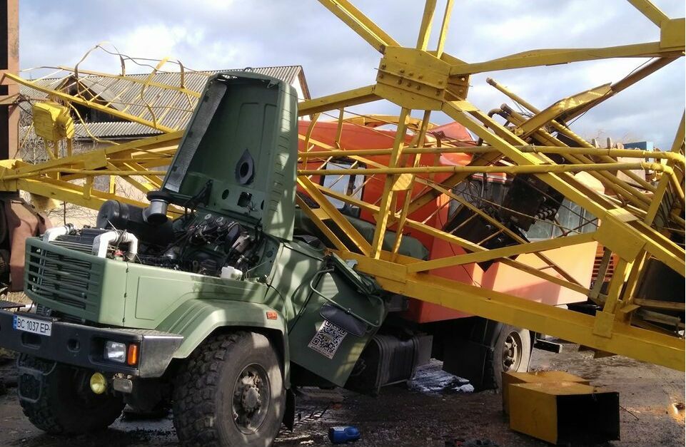 В Івано-Франківську упав кран: є жертви В Івано-Франківську упав кран: є жертви