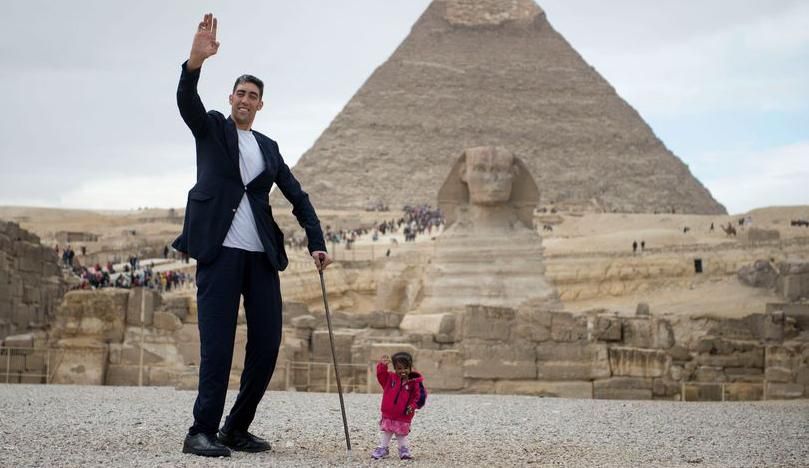 Найвищий чоловік та найнижча жінка світу зустрілися в Єгипті: вражаючі фото та відео Найвищий чоловік та найнижча жінка світу зустрілися в Єгипті: вражаючі фото та відео