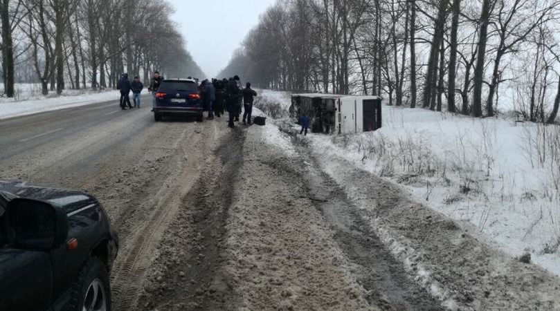 Сильний вітер перевернув автобус на трасі під Харковом: фото