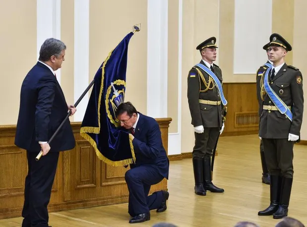 Луценко став на коліно перед Порошенко