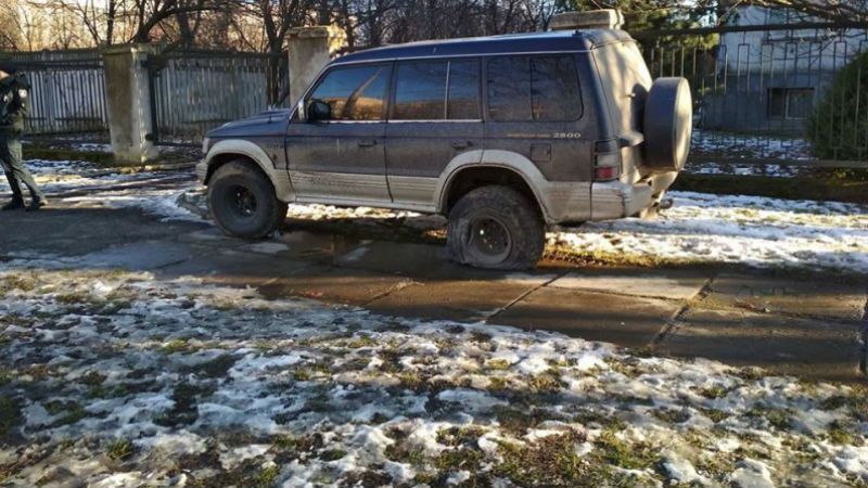Джип влетів у зупинку в Чернівцях Джип влетів у зупинку в Чернівцях