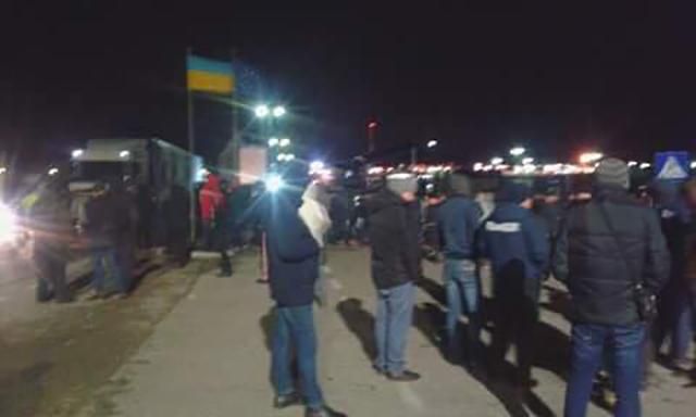 На Львовщине протестующие заблокировали дорогу до границы с Польшей На Львовщине протестующие заблокировали дорогу до границы с Польшей