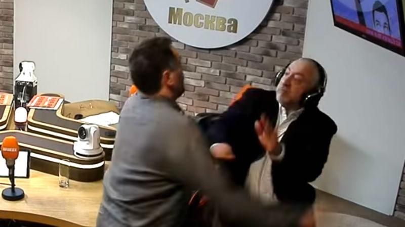 Російські журналісти влаштували серйозну бійку в ефірі через Сталіна: відео 