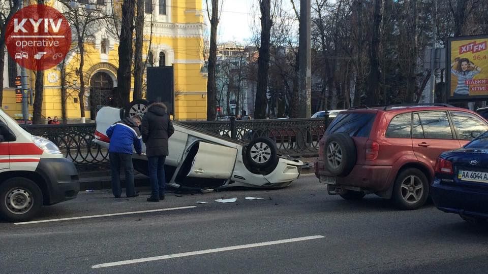 У центрі Києва сталася серйозна аварія, від удару авто перекинулось: фото