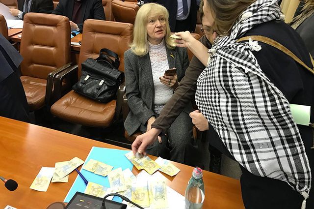 У Запоріжжі активісти закидали гривнями депутата: фото У Запоріжжі активісти закидали гривнями депутата: фото