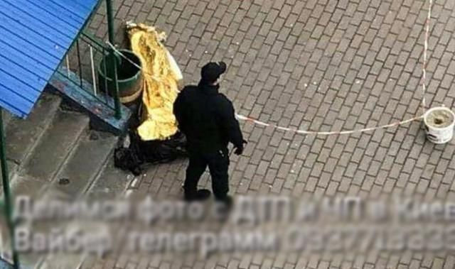 У Києві жінка вистрибнула з вікна багатоповерхівки: фото 18+