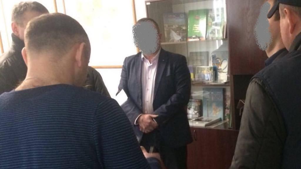 Чиновник из райадминистрации требовал взятку в 100 тысяч долларов: фото задержания