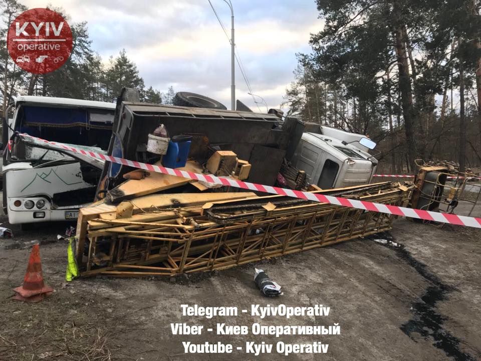 Під Києвом зіткнулася маршрутка та автокран: фото та відео Під Києвом зіткнулася маршрутка та автокран: фото та відео