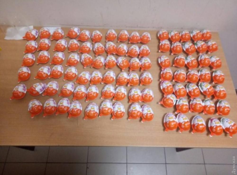 В Одессе мужчина похитил из супермаркета 100 яиц Kinder: фото