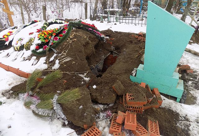 На Одещині вандали розкопали могилу і влаштували там пиятику: фото
