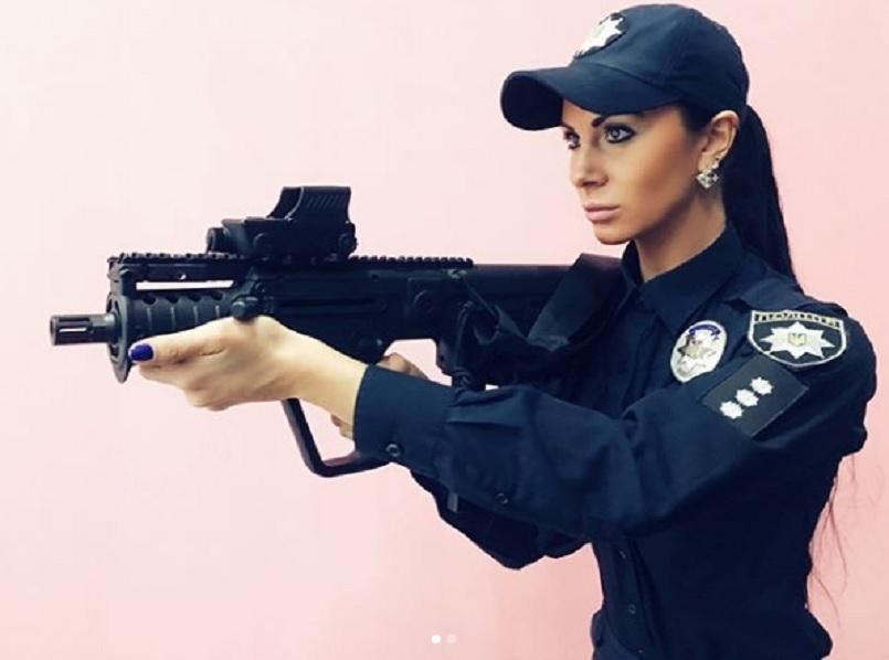 Найсексуальніша поліцейська країни показала фотосесію з колегами Найсексуальніша поліцейська країни показала фотосесію з колегами