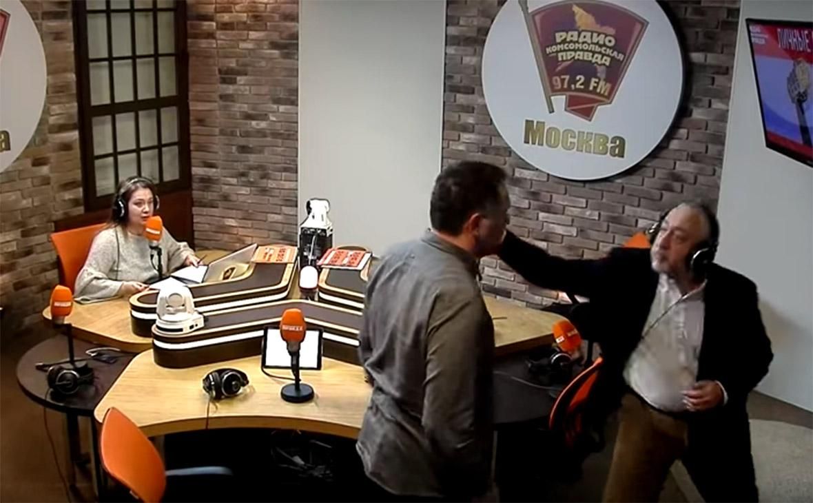 Драка российских журналистов из-за Сталина: в Кремле прокомментировали стычку Драка российских журналистов из-за Сталина: в Кремле прокомментировали стычку