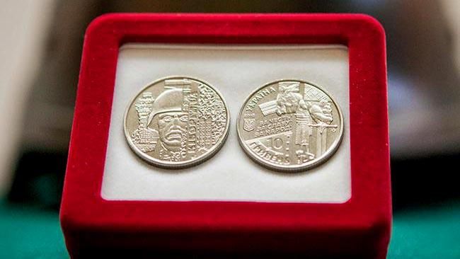 НБУ показав нову монету на честь "кіборгів"