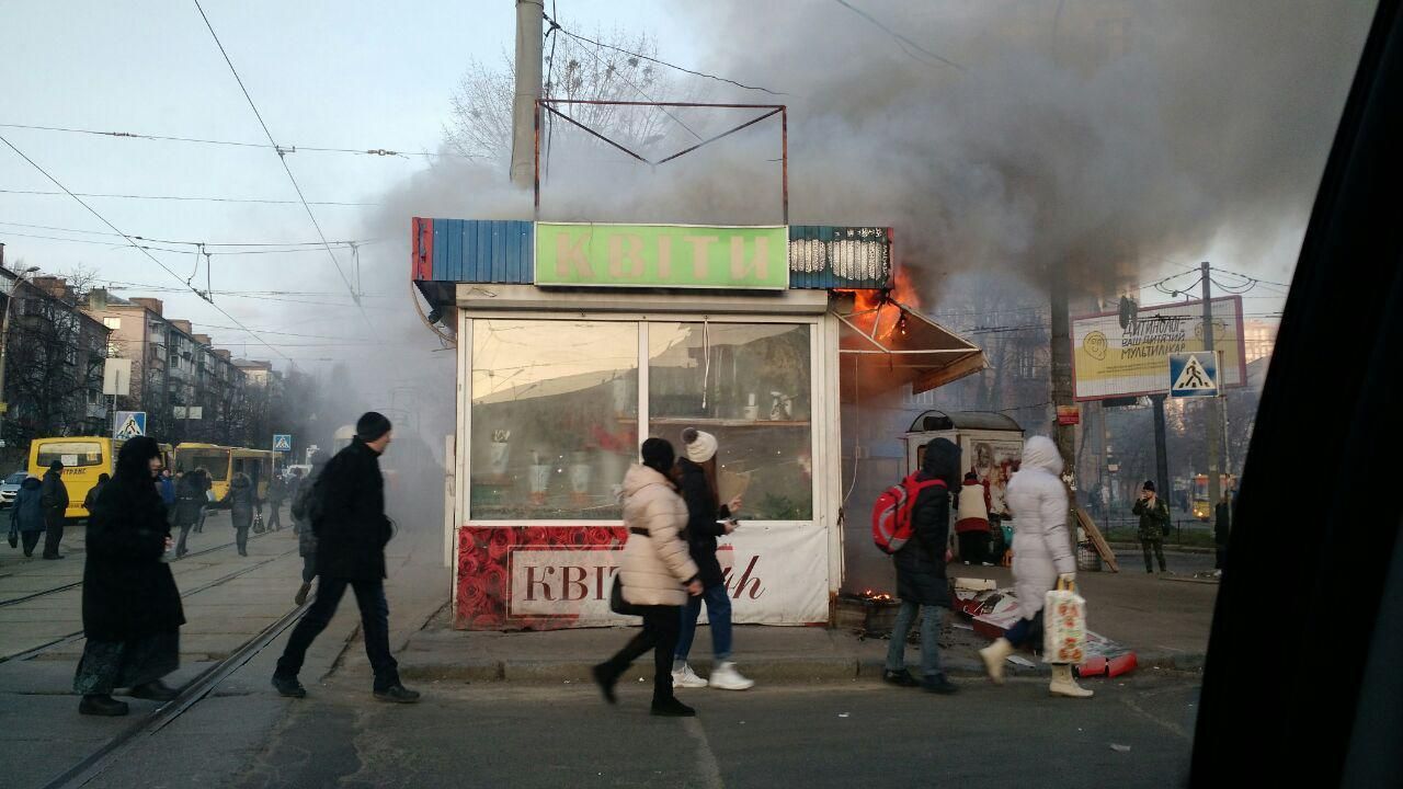 У Києві біля станції метро загорівся МАФ 