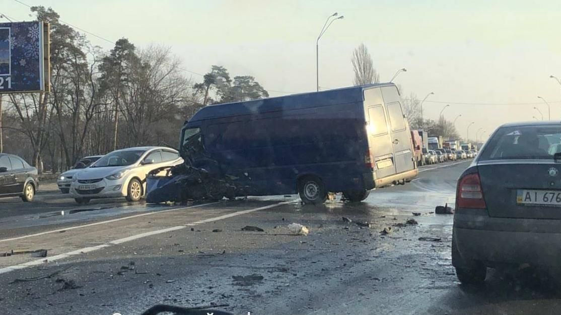 У Києві сталася жахлива аварія, водія затиснуло у машині: фото
