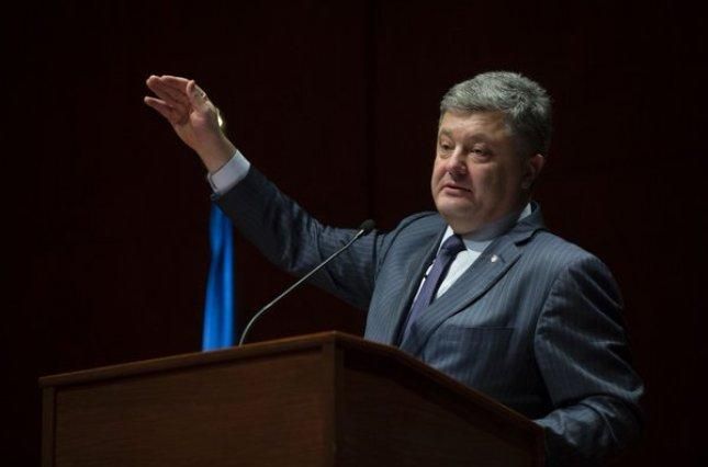 Деокупація Донбасу за певних умов може обвалити рейтинг Порошенка, – соціолог