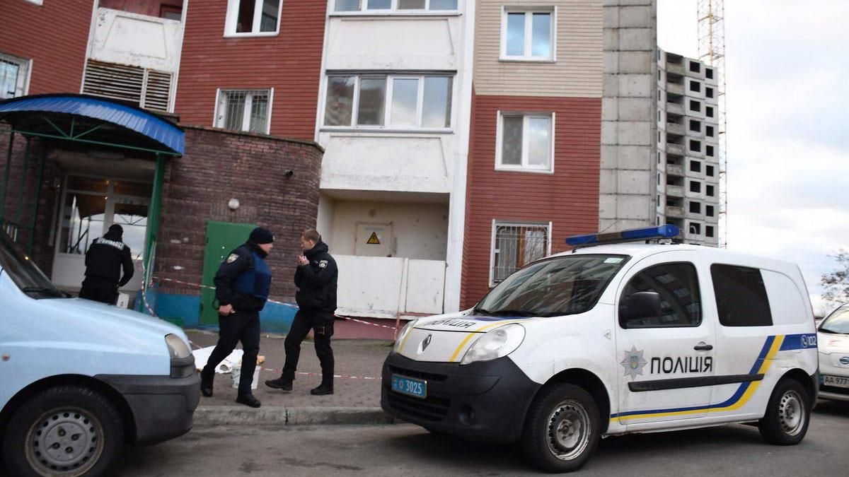 Не самогубство: донька викинула труп матері на вулицю у Києві
