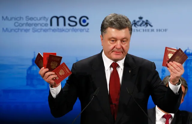 Петро Порошенко показав російські паспорти у Мюнхені