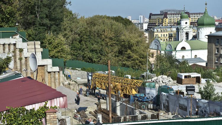 Будівництво готелю на Андріївському узвозі: кияни радять відібрати землю у забудовника Будівництво готелю на Андріївському узвозі: кияни радять відібрати землю у забудовника