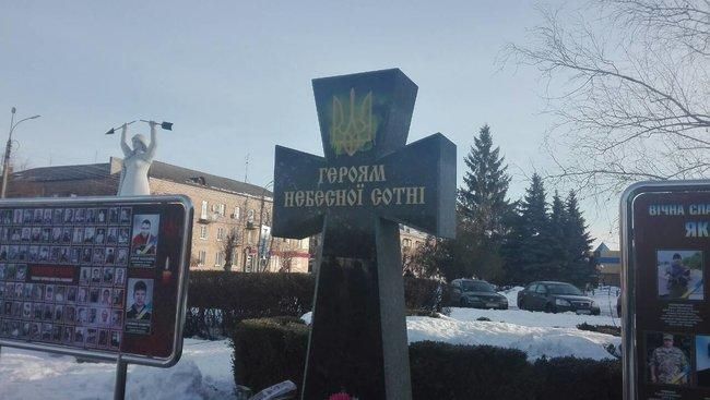 В Черкасской области вандалы залили краской крест Героям Небесной Сотни