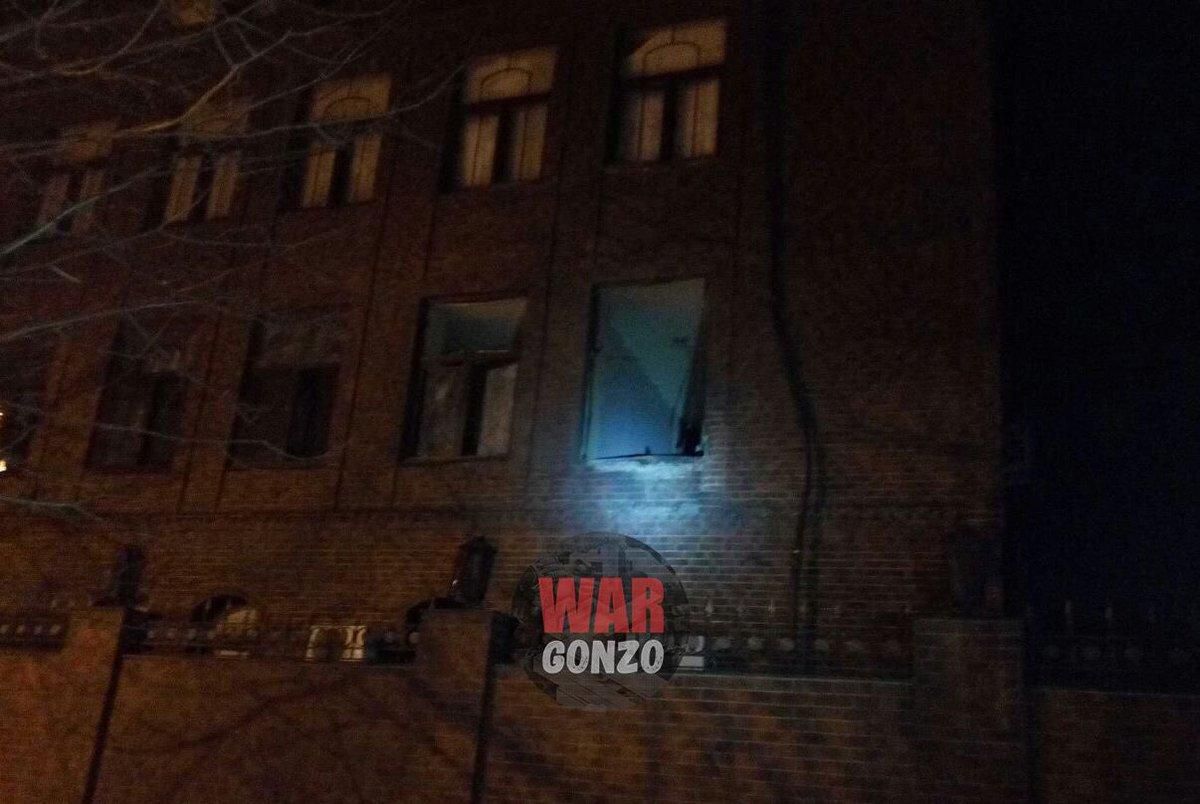 Невідомі обстріляли будівлю так званого "міністерства оборони ДНР": фото з місця події