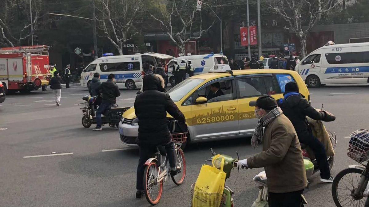 Фургон протаранил толпу в центре Шанхая: много раненых