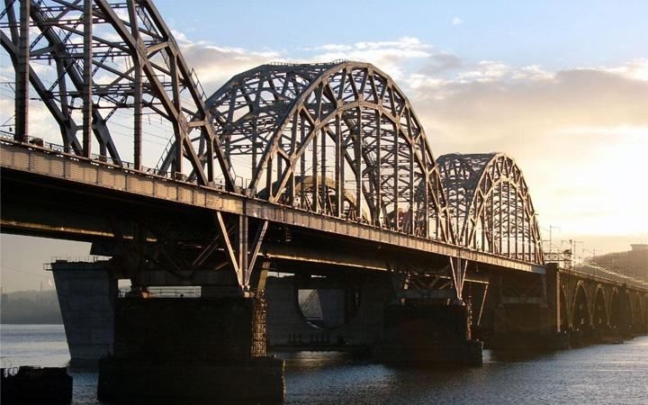 В Киеве с моста прыгнул мужчина: фото с места происшествия