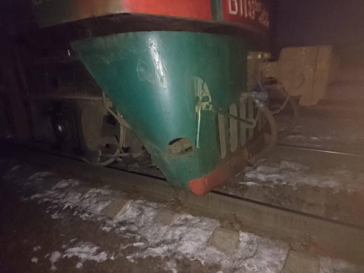 В Харькове грузовой поезд смертельно травмировал пожилого мужчину В Харькове грузовой поезд смертельно травмировал пожилого мужчину