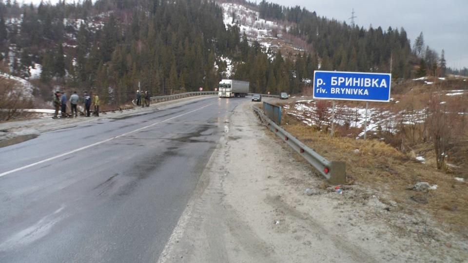 На Львівщині автомобіль зім'яло, як бляшанку: фото з місця смертельної аварії На Львівщині автомобіль зім'яло, як бляшанку: фото з місця смертельної аварії