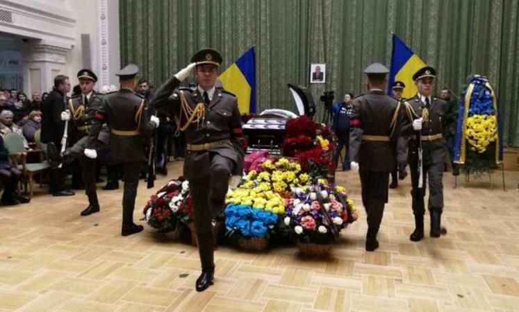 "Останній політ": з Леонідом Каденюком прощаються у Києві